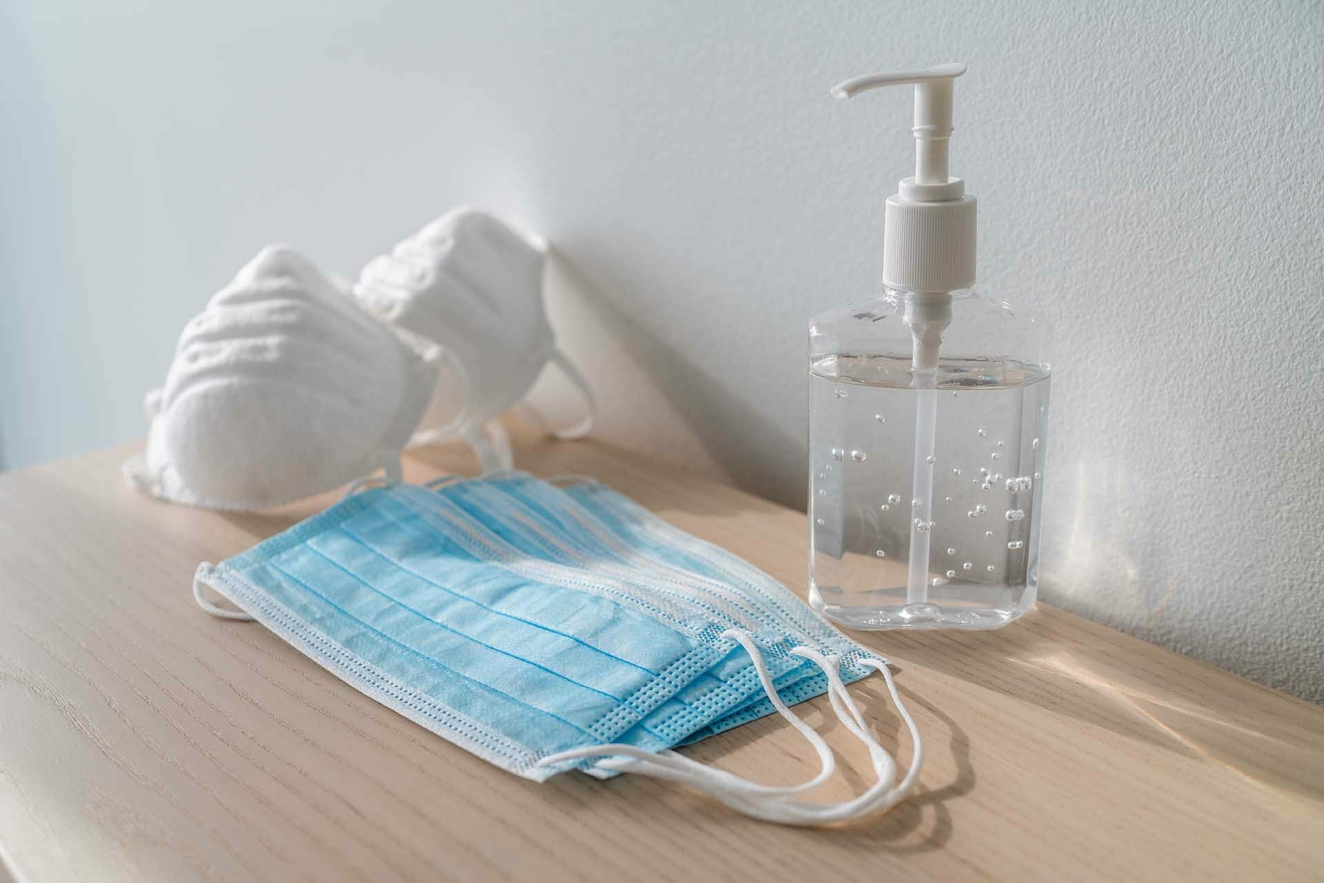 Masque et désinfectant pour les mains